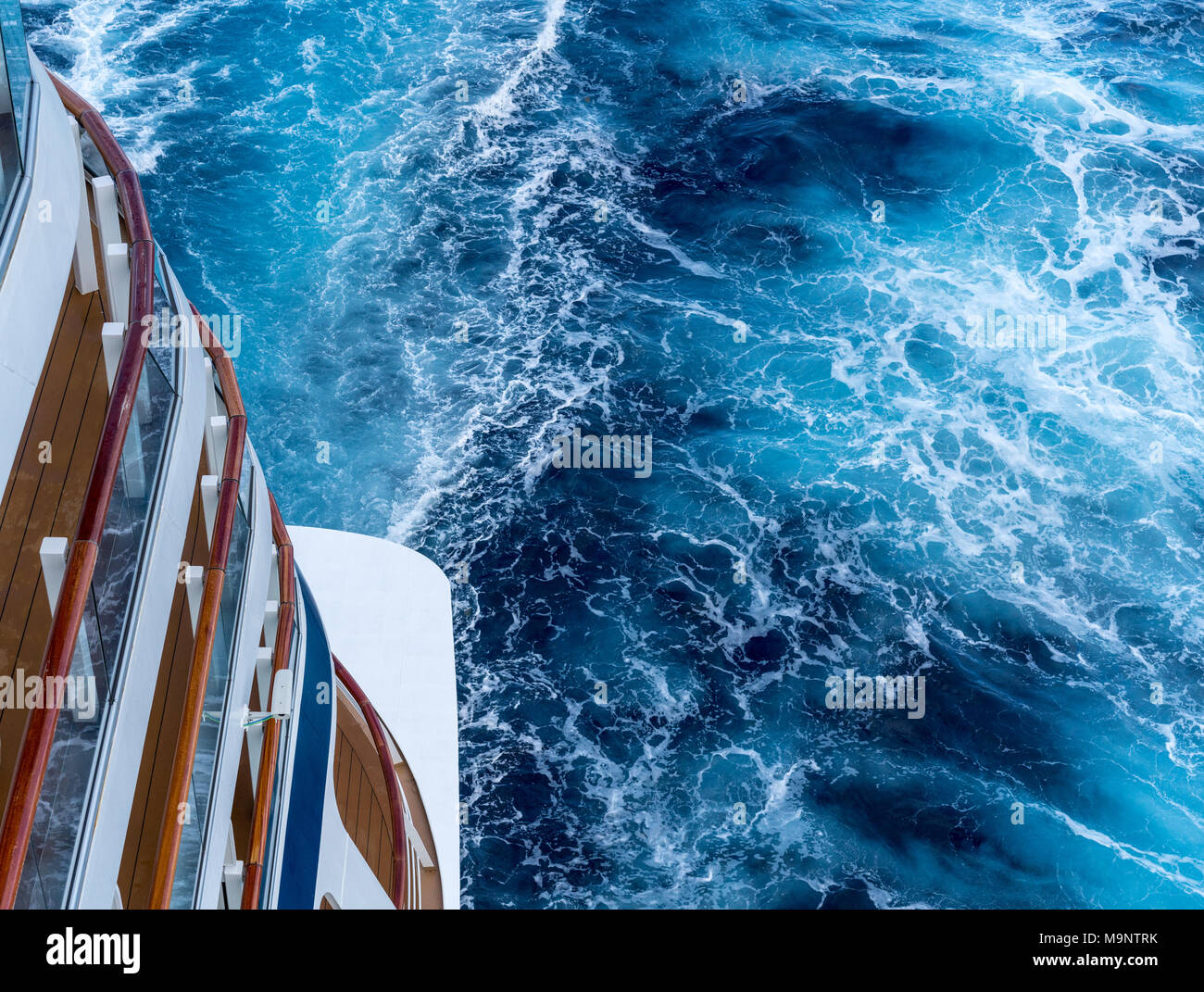Blick hinunter auf die aft von Kreuzfahrtschiff mit Buttern Ozean Stockfoto