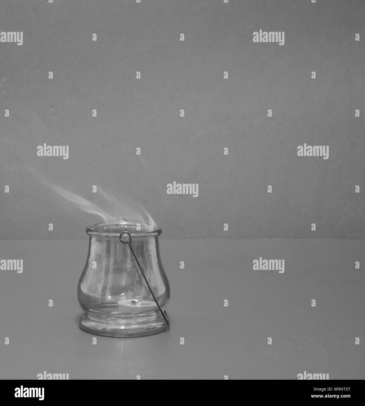 Smokey Laterne mit dunklen Hintergrund Stockfoto