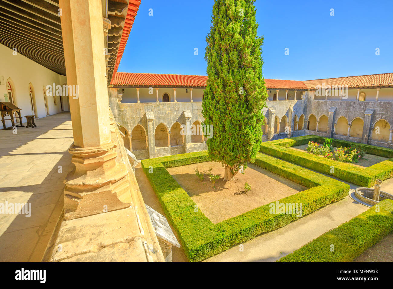 Batalha, Portugal - 16. August 2017: Luftaufnahme der Innenhof des Kloster von Batalha oder Saint Mary des Sieges, UNESCO-Weltkulturerbe und eine der besten Beispiele für gotische Architektur in Portugal und Manuelinischen Stil Stockfoto