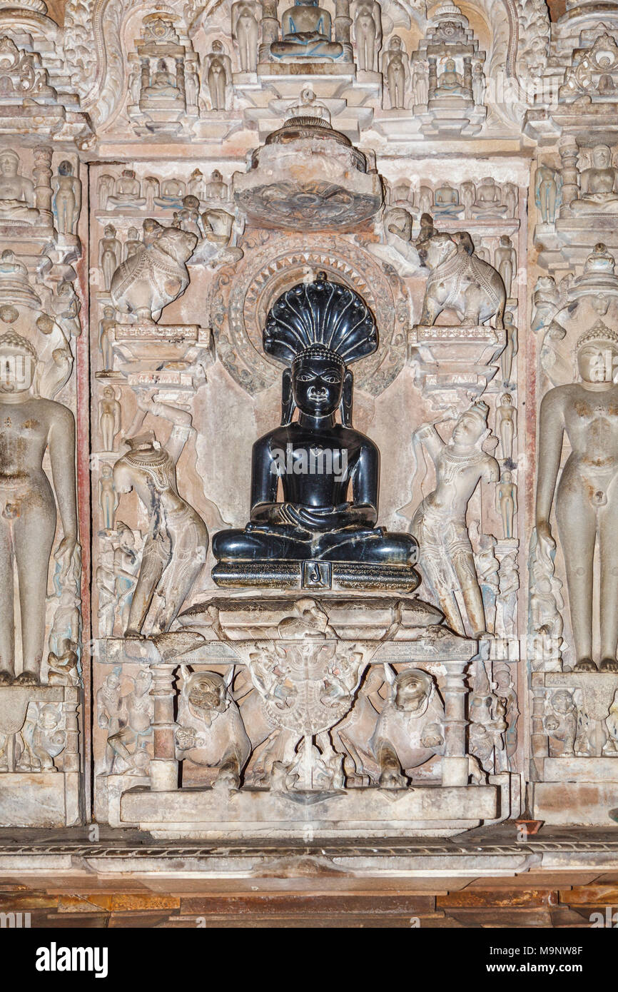 Schwarze Gottheit Statue und Skulpturen in Parshvanath Tempel, ein Jain Tempel in der östlichen Gruppe von Tempeln, Khajuraho, Madhya Pradesh, Indien Stockfoto