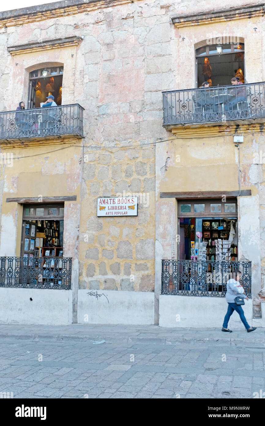 Amate Bücher ist eine trendige Buchhandlung im historischen Zentrum von Oaxaca, Mexiko, spezialisiert auf Bücher von/auf Lateinamerika. Stockfoto