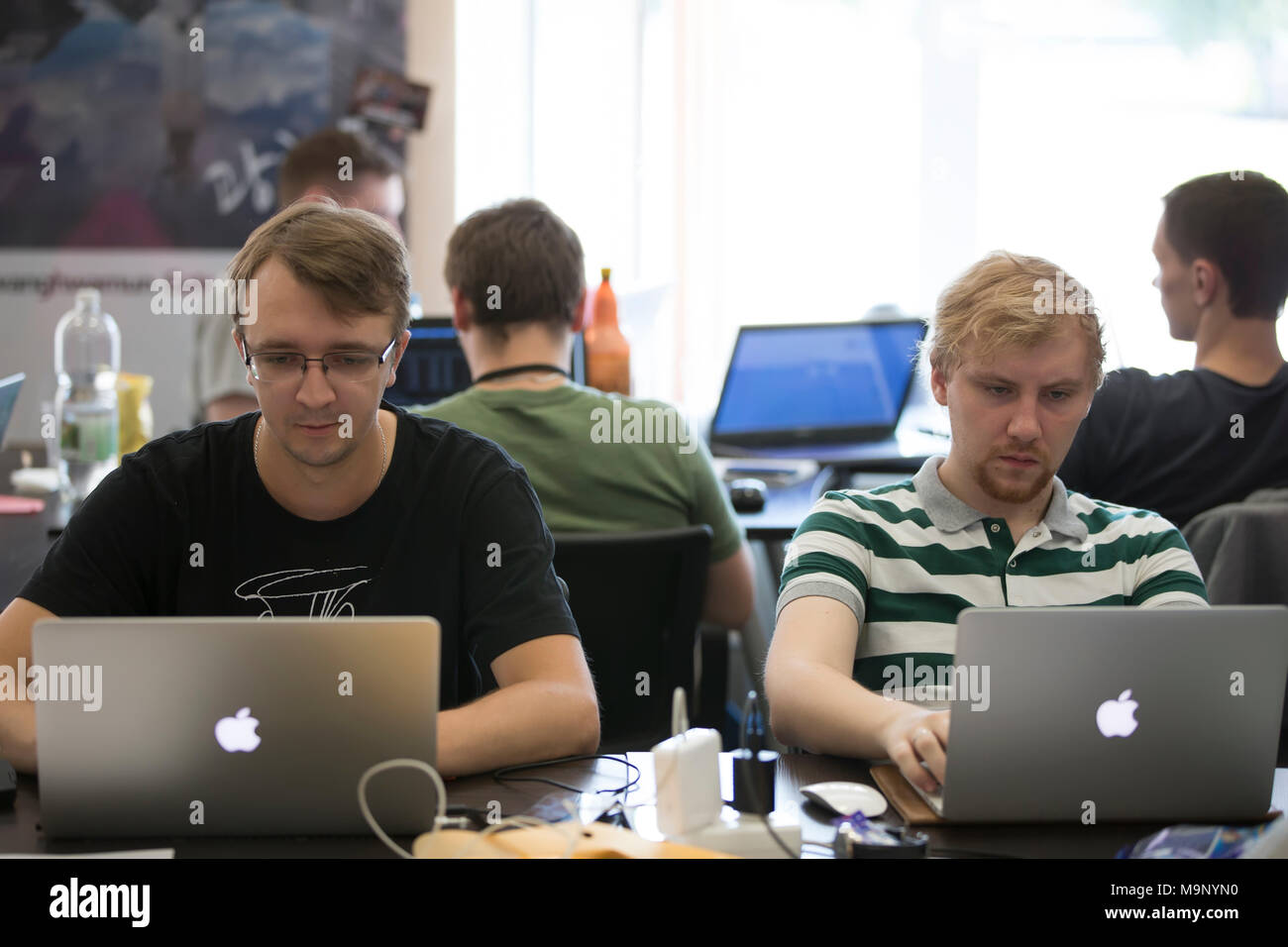 Belarus Minsk, 06. August 2016 Der Park der hohen Technologien. Wettbewerbe Programmierer. Programmierer Programme schreiben. Arbeiten im Büro am Computer Stockfoto