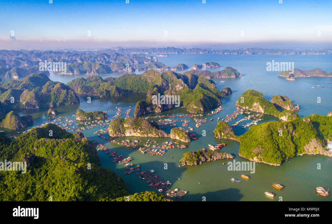 Cat Ba Insel von oben. Lan Ha Bucht. Hai Phong, Vietnam Stockfoto