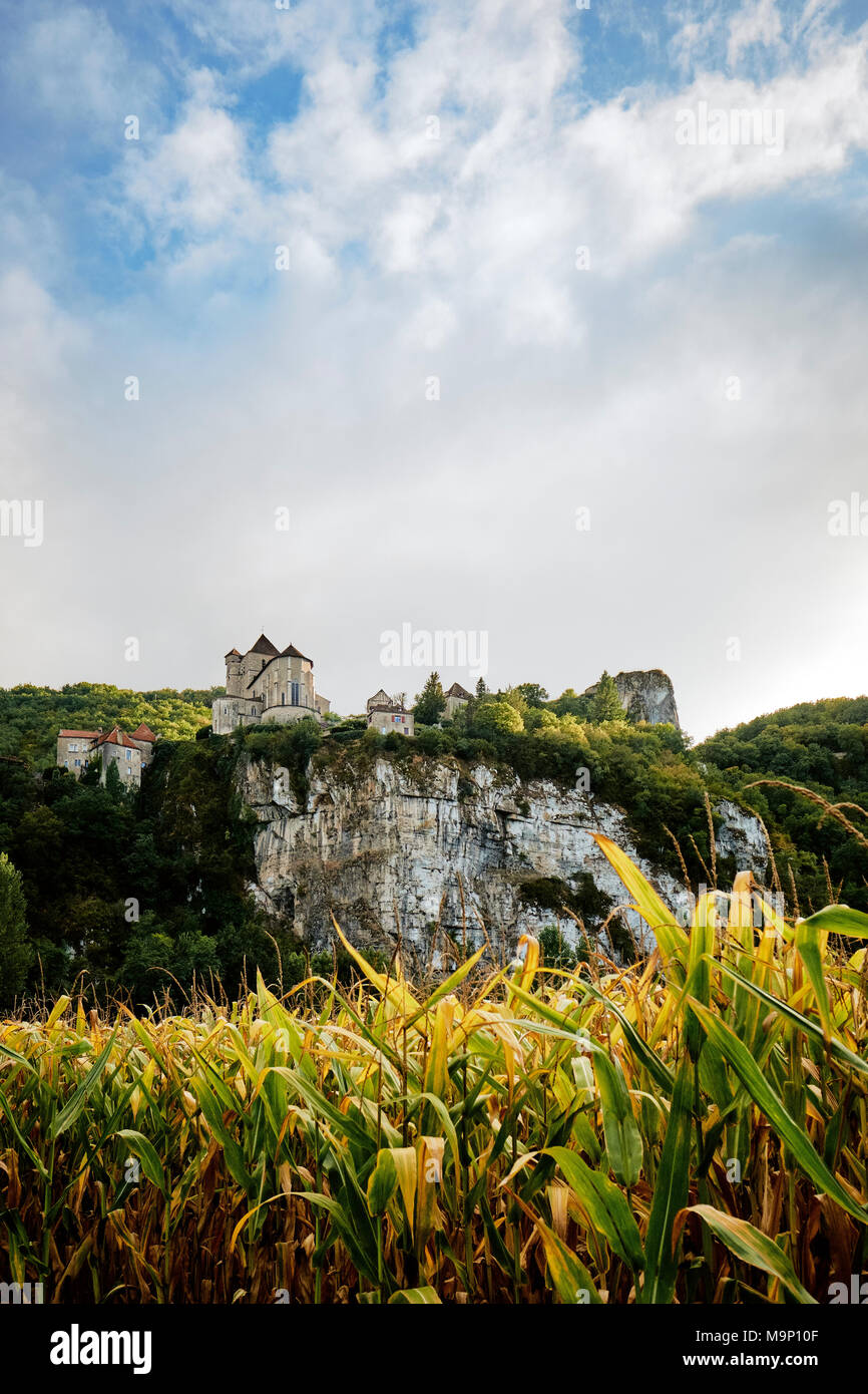 Die mittelalterliche Stadt und Kirche von Saint-Cirq Lapopie, thront hoch auf einem Felsen im Tal des Lot, ist eines der schönsten Dörfer in Frankreich. Stockfoto