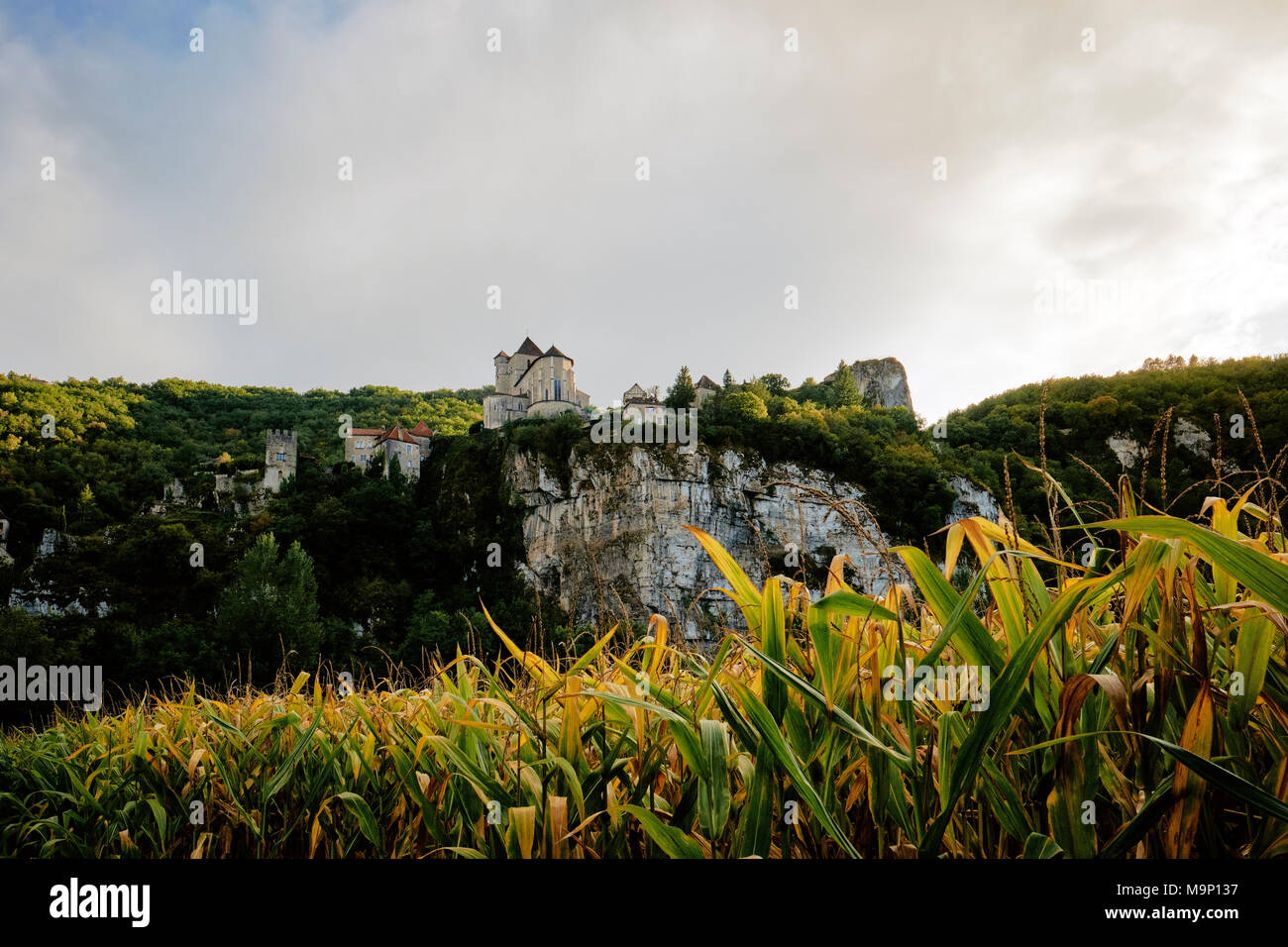 Die mittelalterliche Stadt und Kirche von Saint-Cirq Lapopie, thront hoch auf einem Felsen im Tal des Lot, ist eines der schönsten Dörfer in Frankreich. Stockfoto