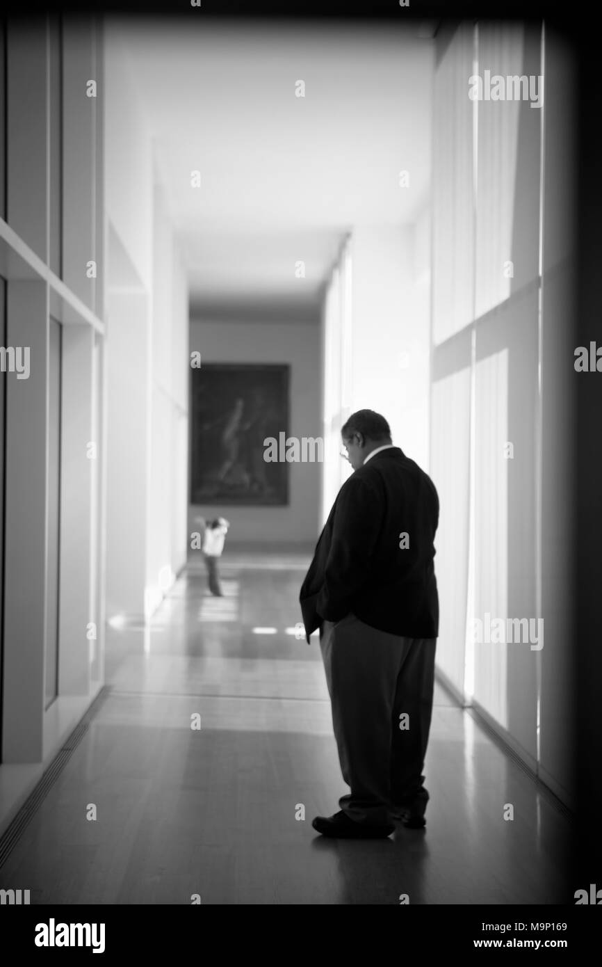 Silhouette von Guard in einem Flur am Getty Center in Los Angeles, Kalifornien. Stockfoto