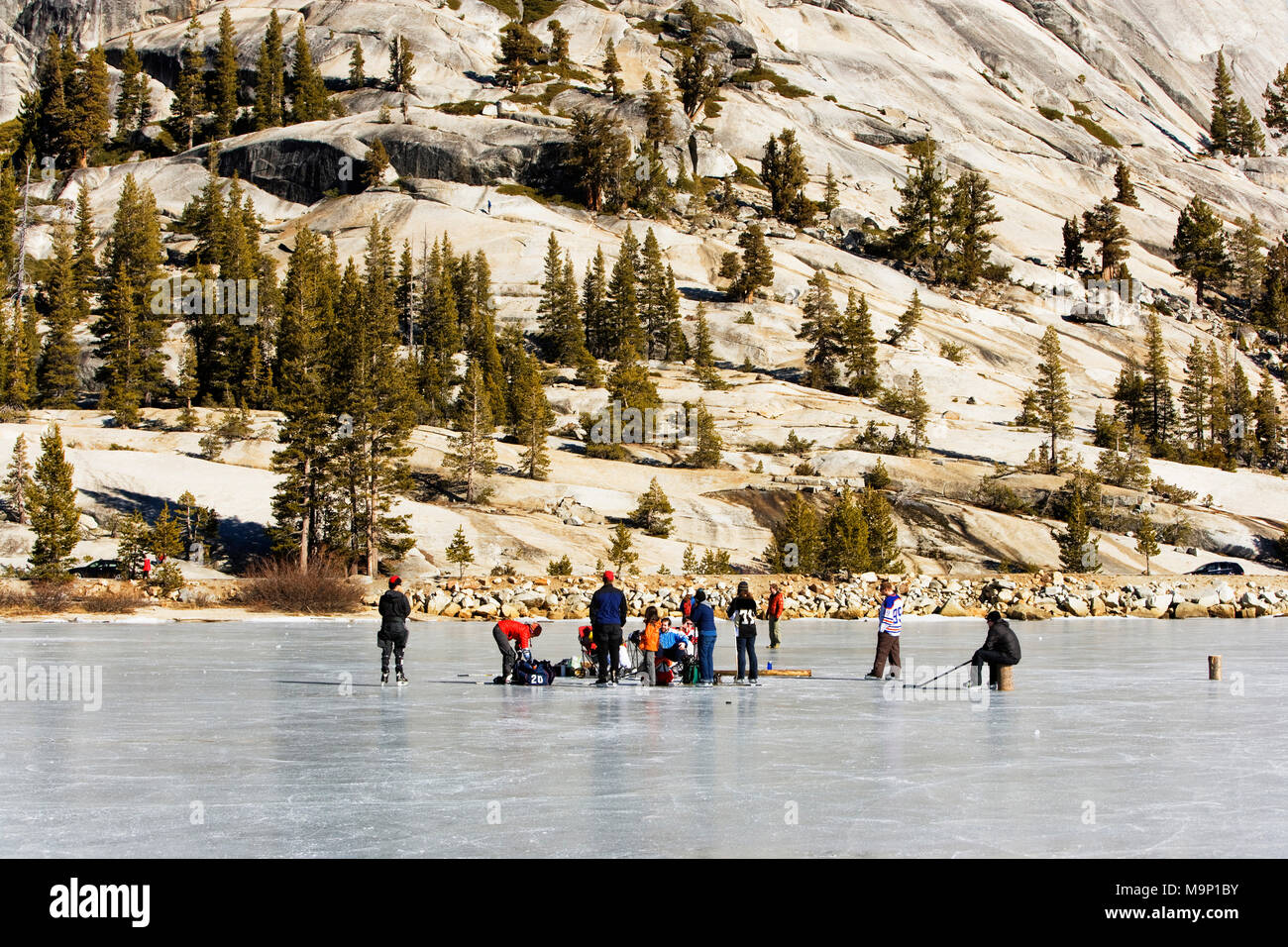 Personen Picknick auf einem gefrorenen, Schnee frei Tenaya Lake in Yosemite National Park. Stockfoto