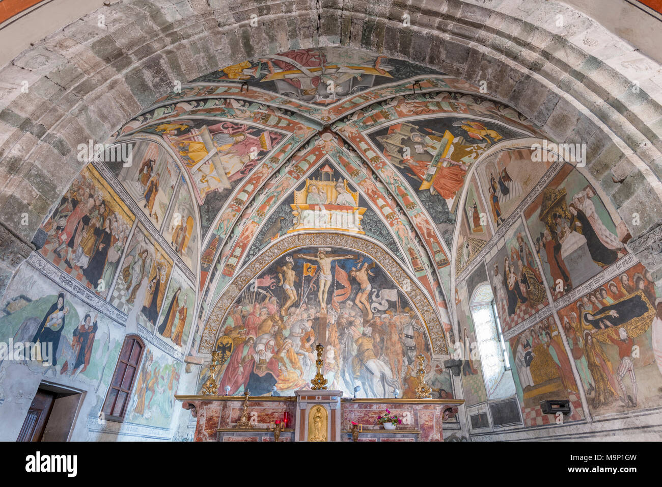 Fresken über dem Altar in der Pfarrkirche (Chiesa Parocchiale) aus dem 15. Jahrhundert, Val Maira, Elva, Piemont, Italien Stockfoto
