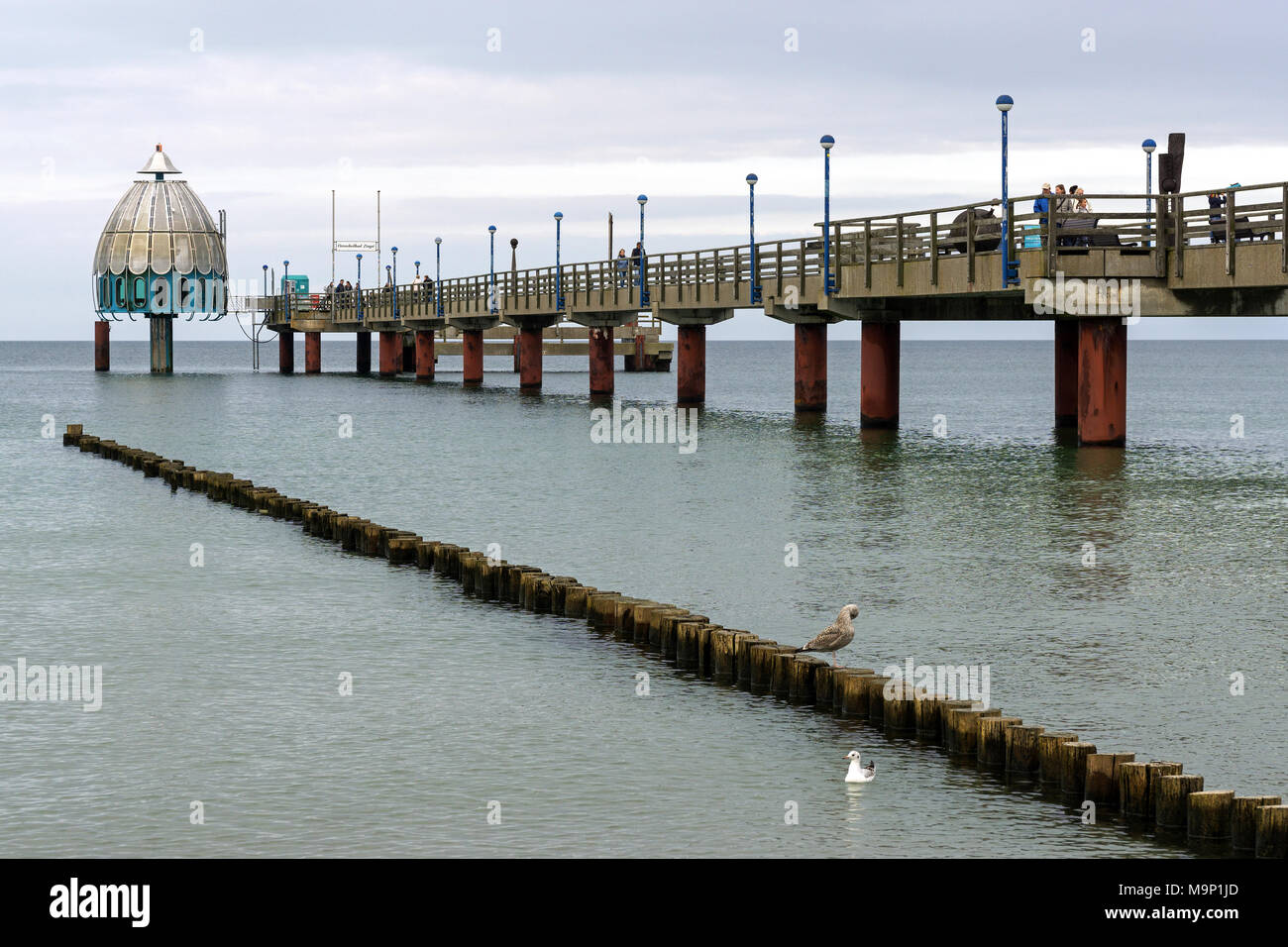 Tauchen Gondel und der Seebrücke in Zingst, Fischland-Darß-Zingst, Nationalpark Vorpommersche Boddenlandschaft Stockfoto