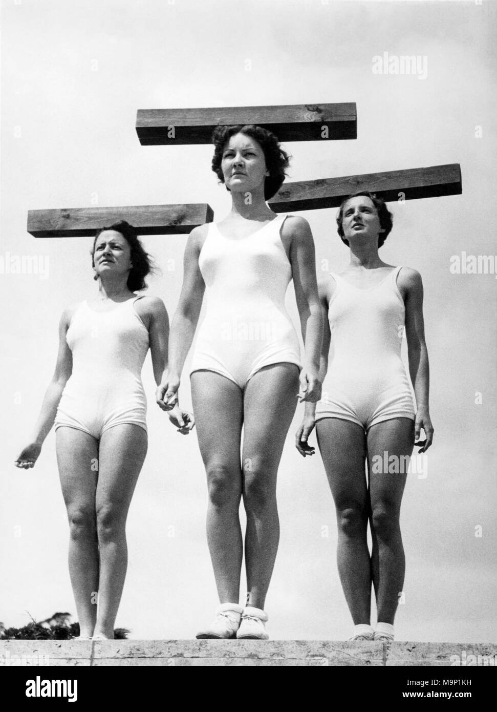 Frauen balancing Bausteine aus Holz, 1940er Jahre, dem genauen Ort unbekannt, Deutschland Stockfoto