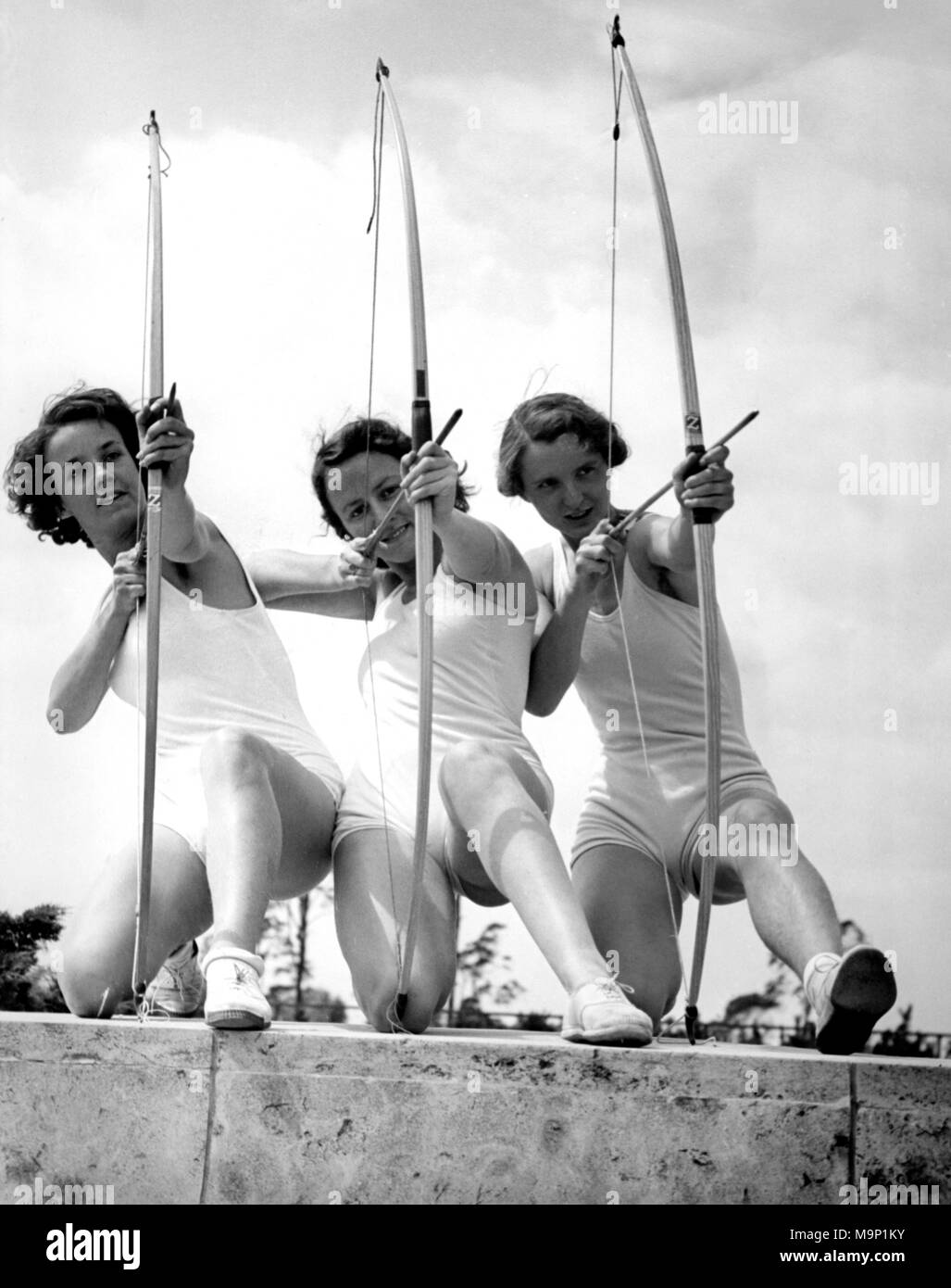 Sport, drei Frauen, Bogenschießen, 1940er Jahre, genaue Lage unbekannt, Deutschland Stockfoto