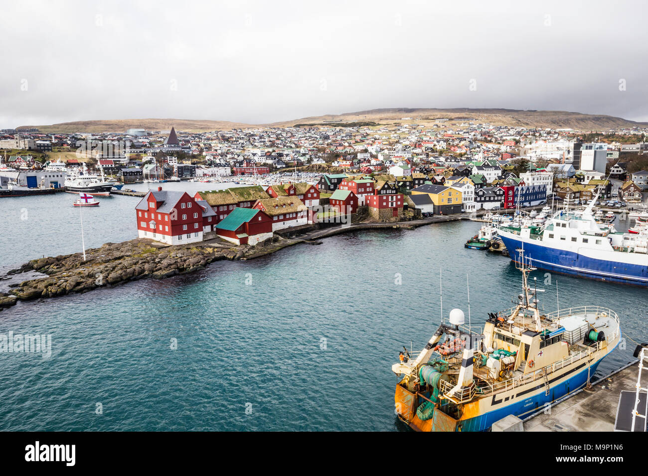 Torshavn Waterfront, größte Stadt und Hauptstadt der Färöer Inseln, die meisten Menschen hier leben vom Fischfang, Färöer, Dänemark Stockfoto