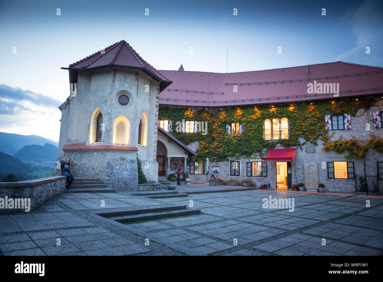 Im Gebäude der Burg von Bled, über dem berühmten See von Bled, Triglav, Slowenien Stockfoto