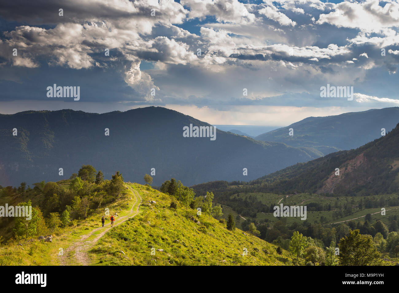 Zwei Wanderer wandern von der Krn Mountain im Triglav Nationalpark, Slowenien Stockfoto