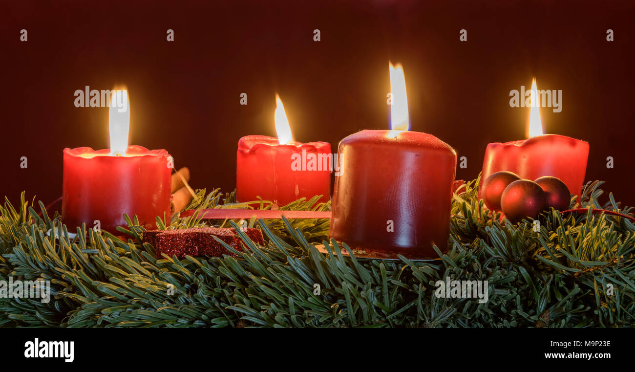 Vier brennende rote Kerzen am Adventskranz, Studio shot Stockfoto