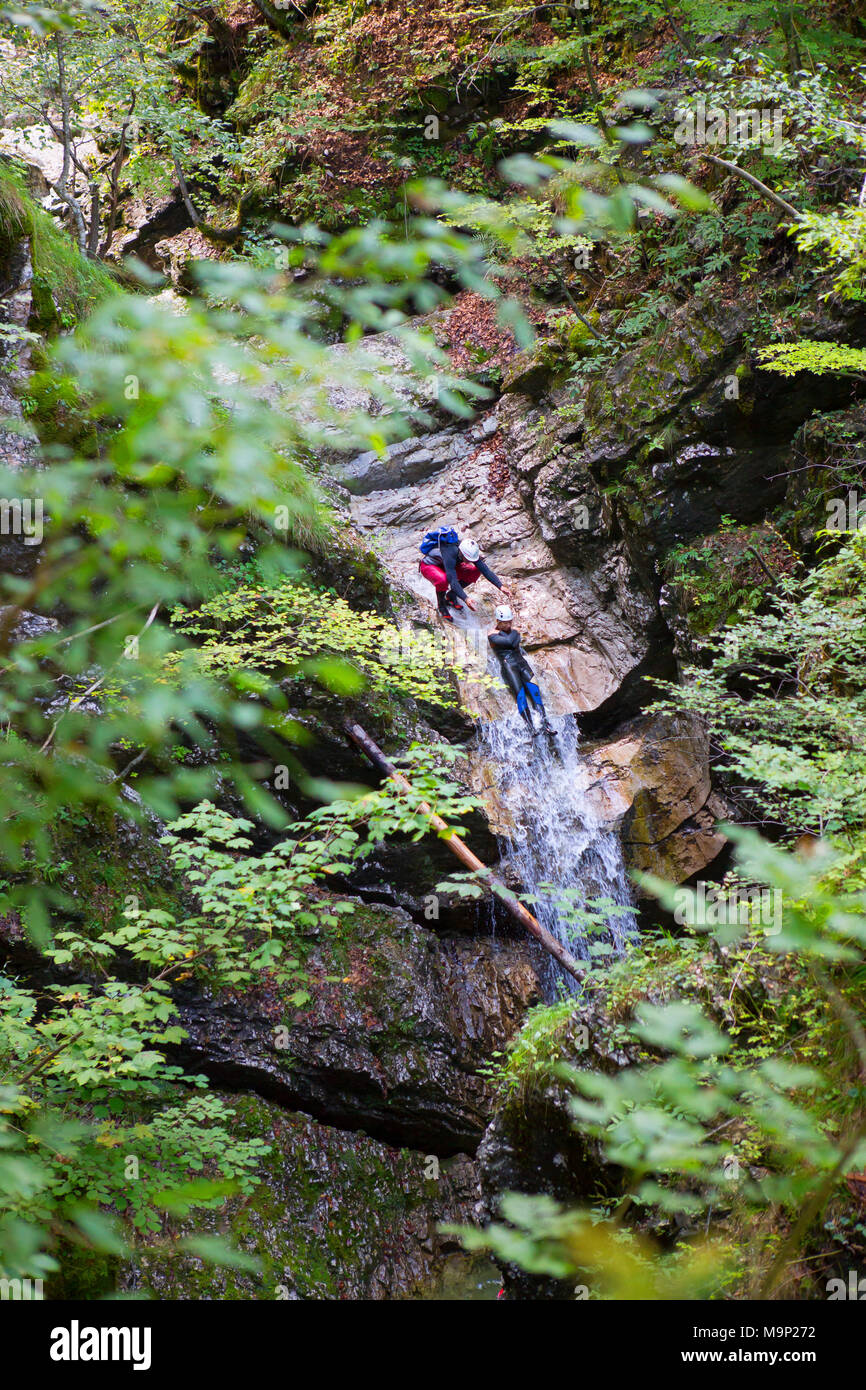 Canyoning in der engen Schlucht mit Stromschnellen, die Pools und Wasserfälle in Soca Valley in der Nähe von Bovec, Slowenien gefüllt Stockfoto