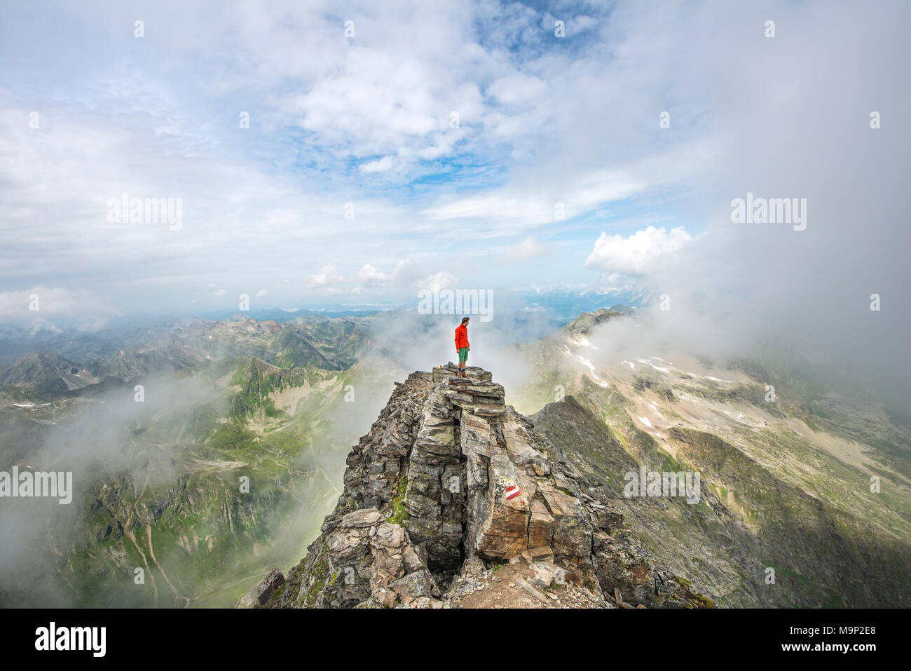 Wanderer auf dem Gipfel der Hochgolling mit steigenden Nebel, Schladminger Höhenweg, Schladminger Tauern, Schladming, Steiermark Stockfoto