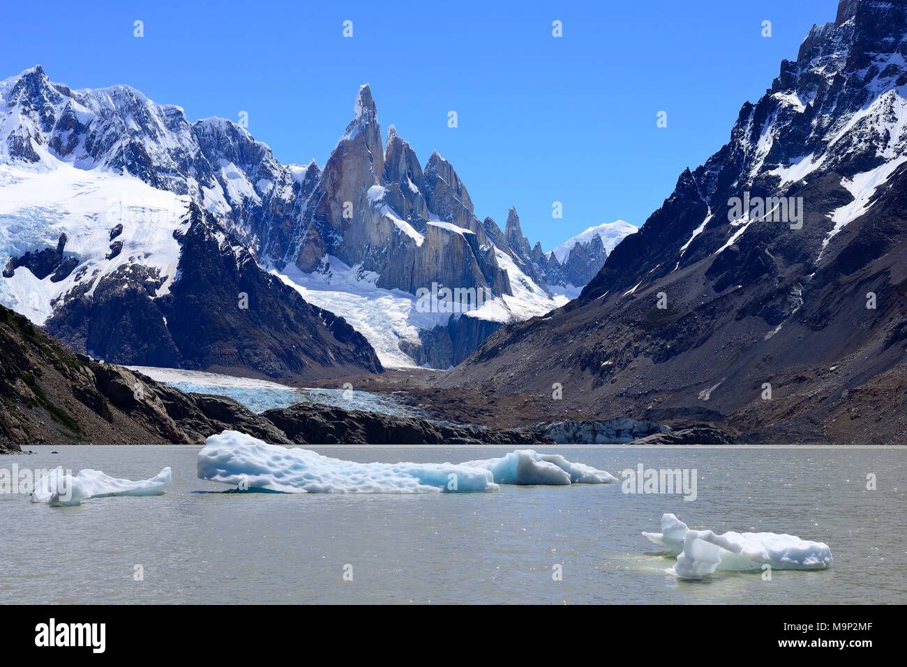 Laguna Torre, Cerro Torre und Cerro Adela mit Gletscher, Nationalpark Los Glaciares, El Chaltén, Provinz Santa Cruz Stockfoto