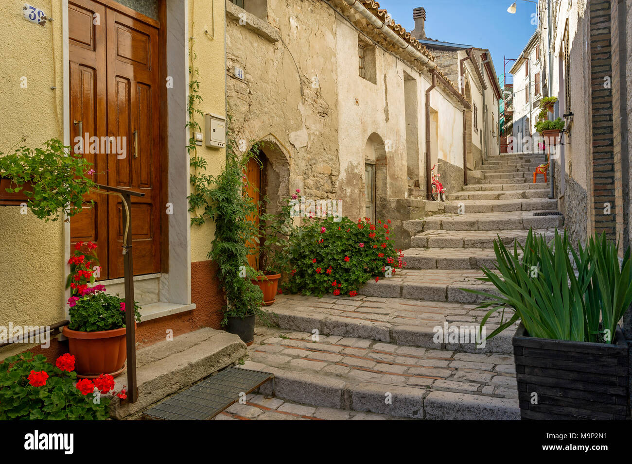Schmale Gasse mit Treppen, Altstadt, Trivento, Molise, Italien Stockfoto