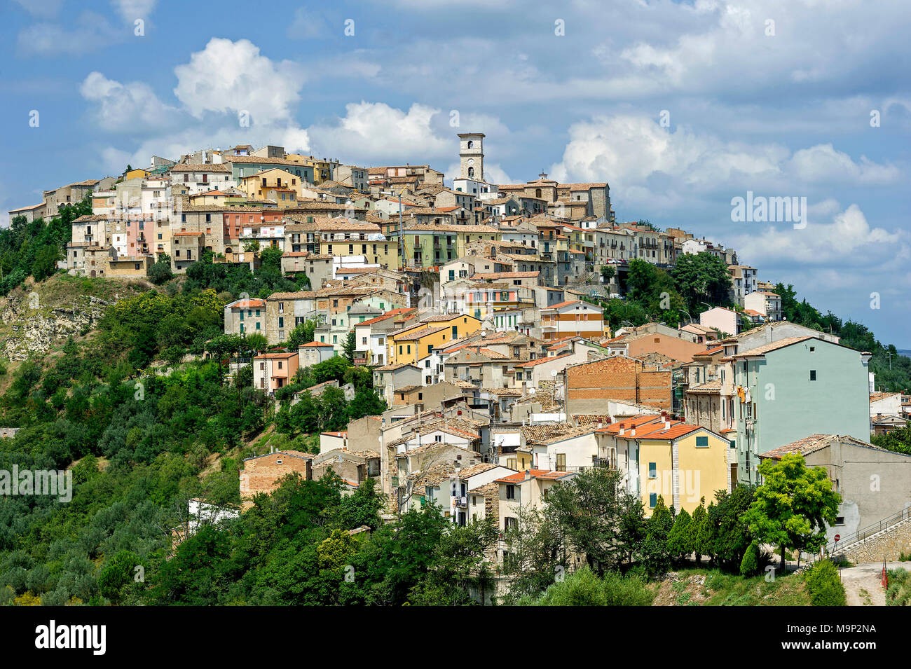 Blick auf die Altstadt auf einem grünen Hügel, Trivento, Molise, Italien Stockfoto