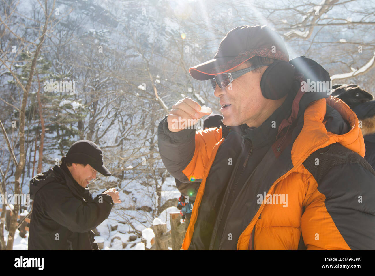 Zwei Wanderer sind sipping Soju während in Seoraksan Nationalpark, Gangwon ruhenden-do, Südkorea. Soju ist eine Kartoffel oder Reis Schnaps. Seoraksan ist ein schönes und iconic National Park in den Bergen in der Nähe von Sokcho in der Region Gangwon-do in Südkorea. Der Name bezieht sich auf verschneite Felsen bergen. Satz gegen die Landschaft sind zwei Buddhistische Tempel: Sinheung-sa und Beakdam-sa. Diese Region ist Gastgeber der Olympischen Winterspiele im Februar 2018. Seoraksan ist ein schönes und iconic National Park in den Bergen in der Nähe von Sokcho in der Region Gangwon-do in Südkorea. Der Name bezieht sich auf verschneite Felsen Stockfoto