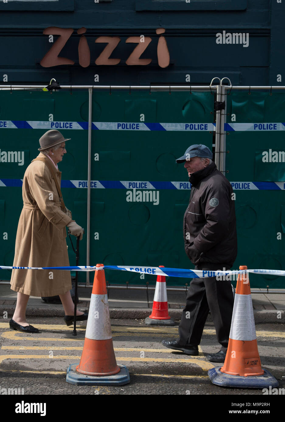 Mitglieder der öffentlichkeit vorbei an den Zizzi Restaurant in Salisbury, das geschlossen bleibt und hinter einer Polizeikette im Gefolge der Nerv agent Angriff auf russische Double Agent Sergej Skripal und seine Tochter Julia. Stockfoto