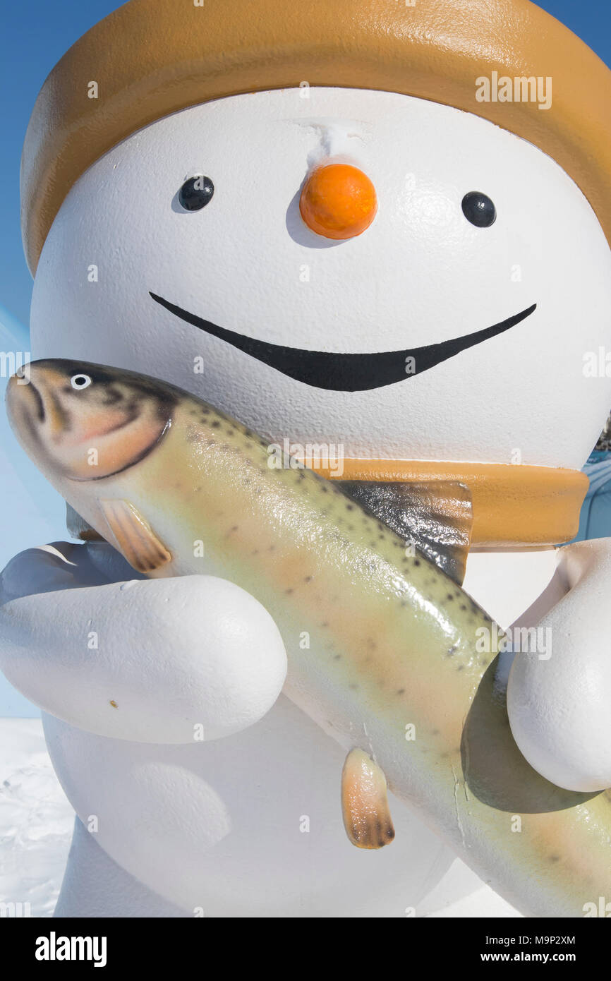 Ein Maskottchen eines Schneemannes Holding eine Forelle an der Pyeongchang Winter Festival. Diese Region von Südkorea wird Gastgeber der Olympischen Winterspiele im Februar 2018. Stockfoto