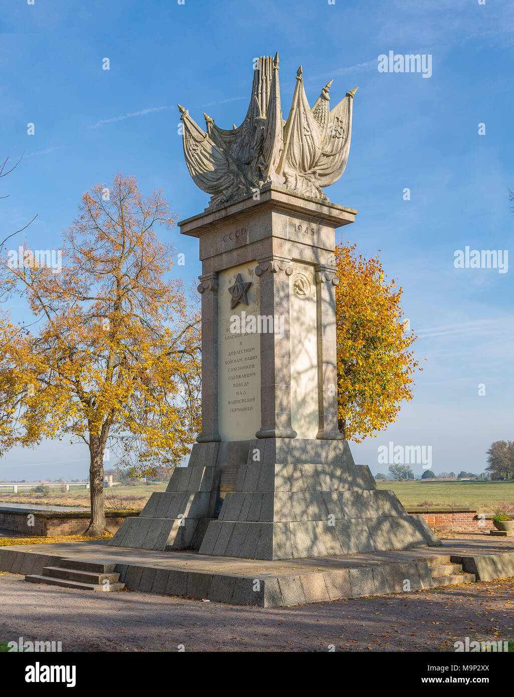 Denkmal der Begegnung, der sowjetische Denkmal in Erinnerung an die Begegnung mit amerikanischen Truppen 1945 an der Elbe in Torgau, Sachsen Stockfoto