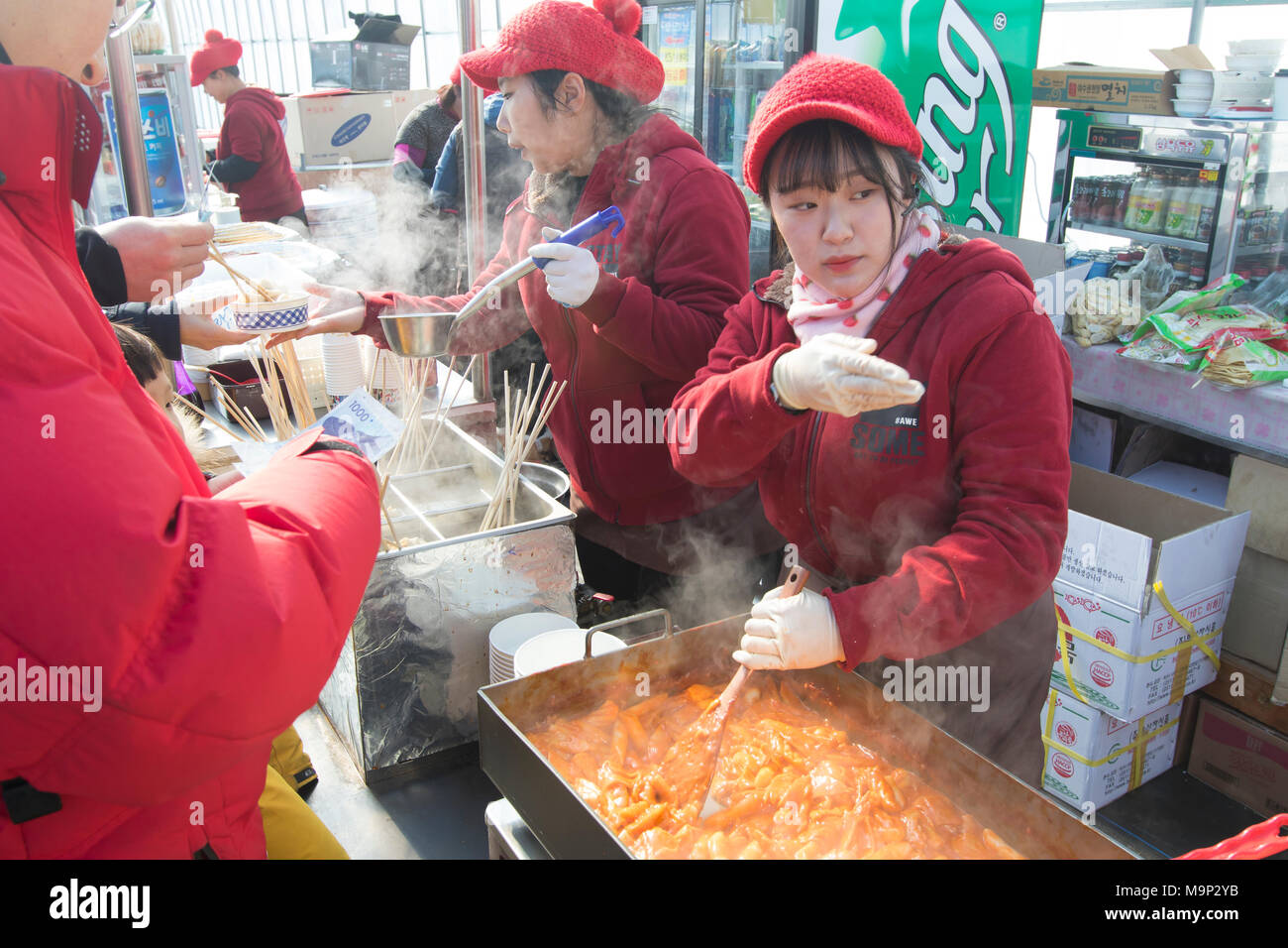Frauen sind mit warmen und feuchten Winter Snacks im koreanischen Pyeongchang Winter Festival. Diese Region in der Provinz Gangwon-do im Süden von Korea wird Gastgeber der Olympischen Winterspiele im Februar 2018. Stockfoto