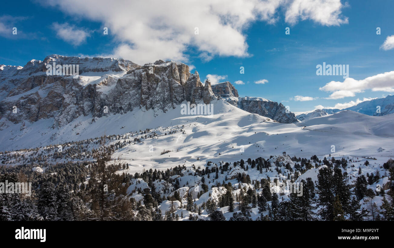Sella Pass im Winter, Sella Massiv mit Sella Türme, Dolomiten, Wolkenstein in Gröden, Dolomiten, Südtirol, Alto Adige, Italien Stockfoto