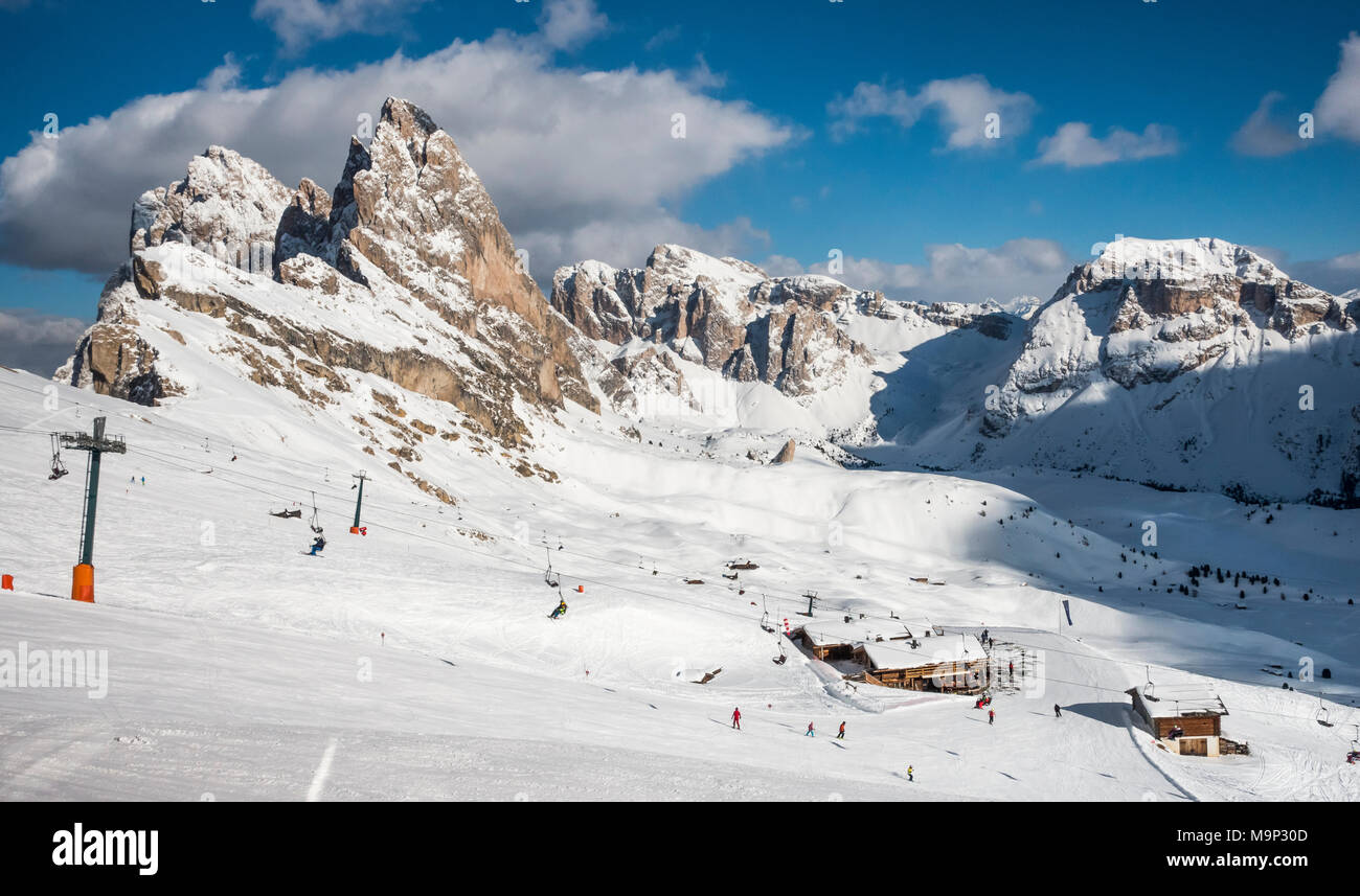 Seceda Skigebiet im Winter, in der Rückseite Geislergruppe, Puez-Geisler Gruppe, St. Christina in Gröden, Dolomiten, Südtirol Stockfoto