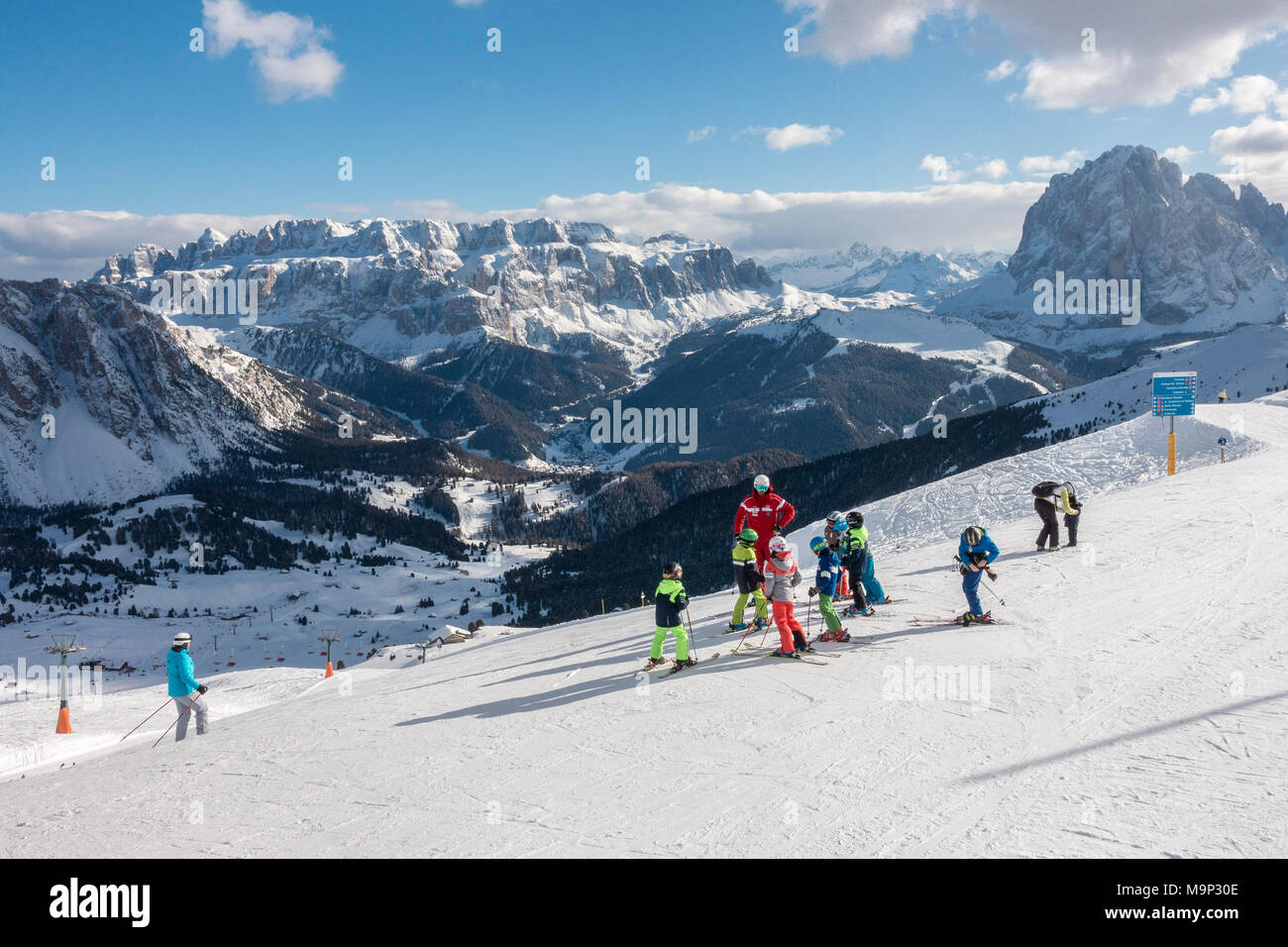 Kinder mit Skilehrer auf der Skipiste, Skigebiet Seceda, in der Rückseite Sellastock, Sankt Christina in Gröden Stockfoto