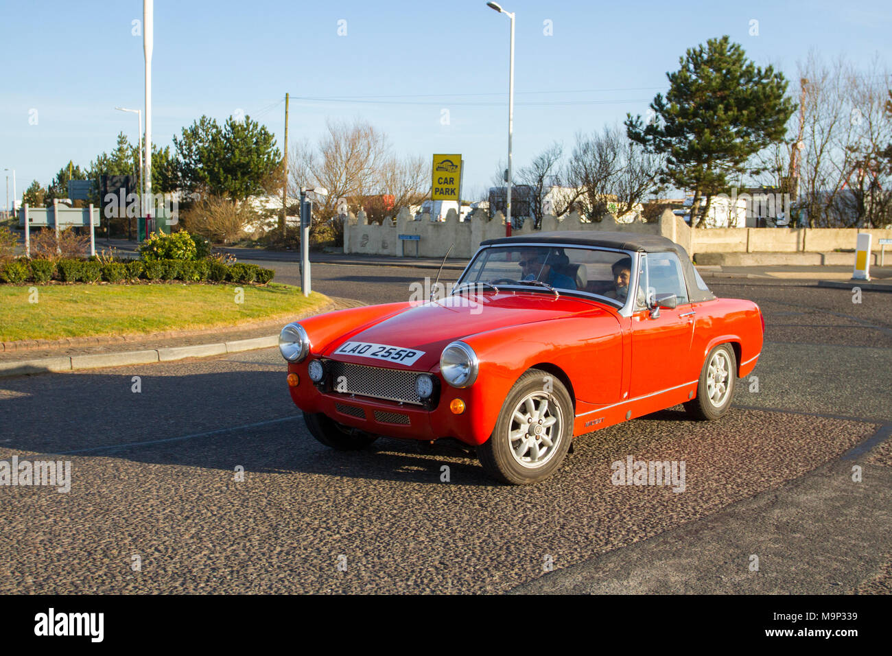 1975 70er Jahre MG Midget 1500 1491 ccm Benzinsportwagen; Cabriolet, Cabriolet mit Softtop, offener Roadster, Cabriolets, Drop-Tops, Sportwagen, Roadster, Cabrioletmotoren. Stockfoto