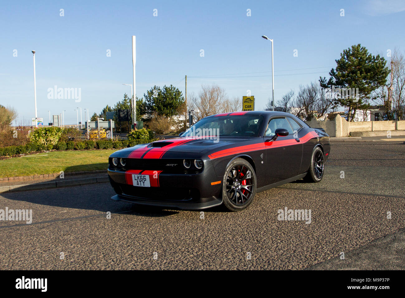 2016 rot schwarz Dodge Challenger SRT 6200cc Benzin American; North-West Supercar Veranstaltung als Autos und Touristen in der Küstenstadt an einem warmen Frühlingstag ankommen. Supercars sind an der Strandpromenade von der Stange, während die Enthusiasten einen Tag voller Autofahrer verbringen. Stockfoto