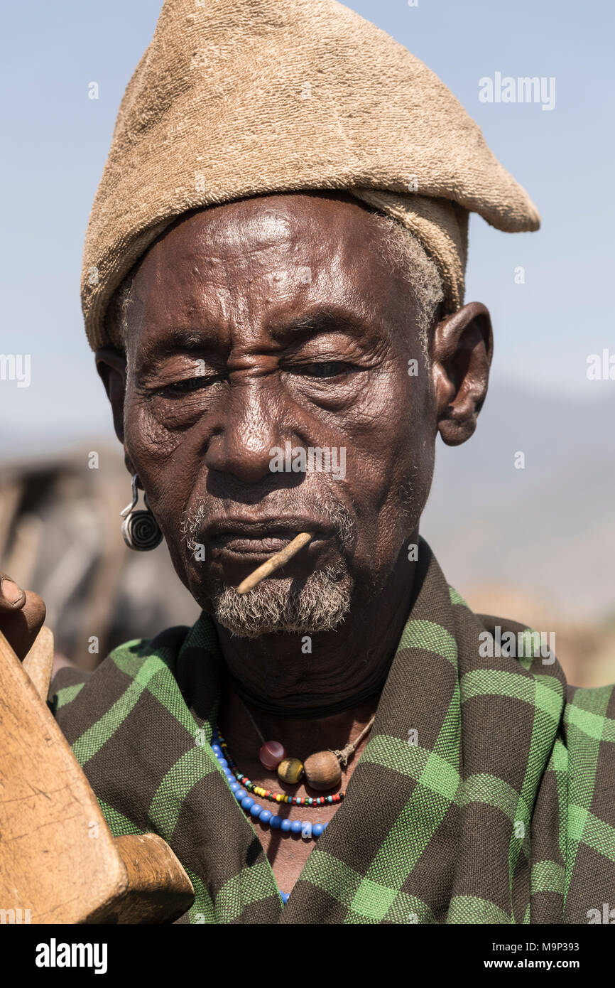 Alter Mann, blind, Arbore Stamm, Porträt, Turmi, Äthiopien Stockfoto