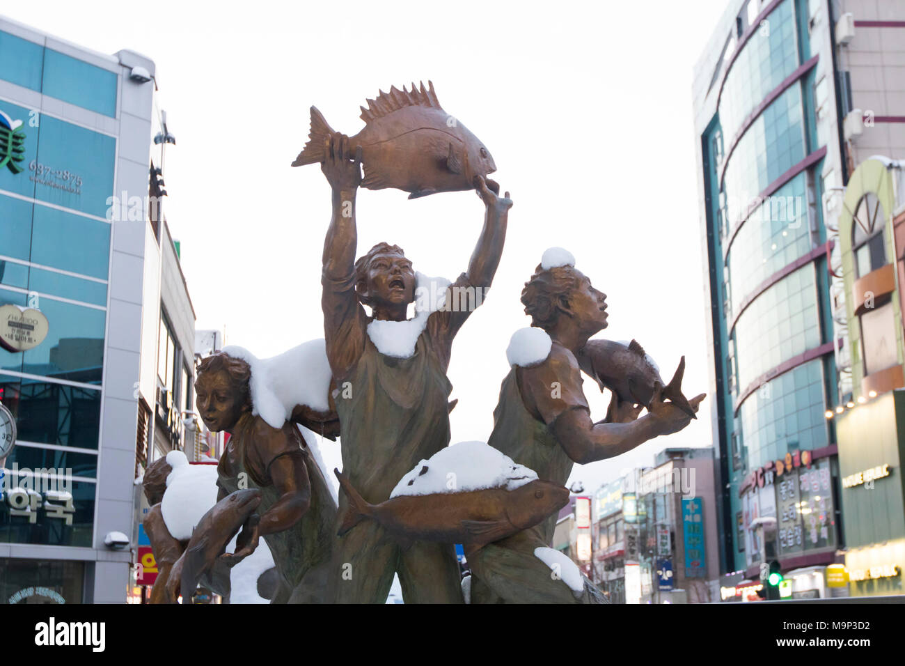 Ein Denkmal für die Fischer im Zentrum von Sokcho, eine lebendige Hafenstadt zwischen den Bergen und dem Meer der Koreanischen region Gangwon-do. In der Nähe Pyeongchang wird Gastgeber der Olympischen Winterspiele im Februar 2018. Stockfoto