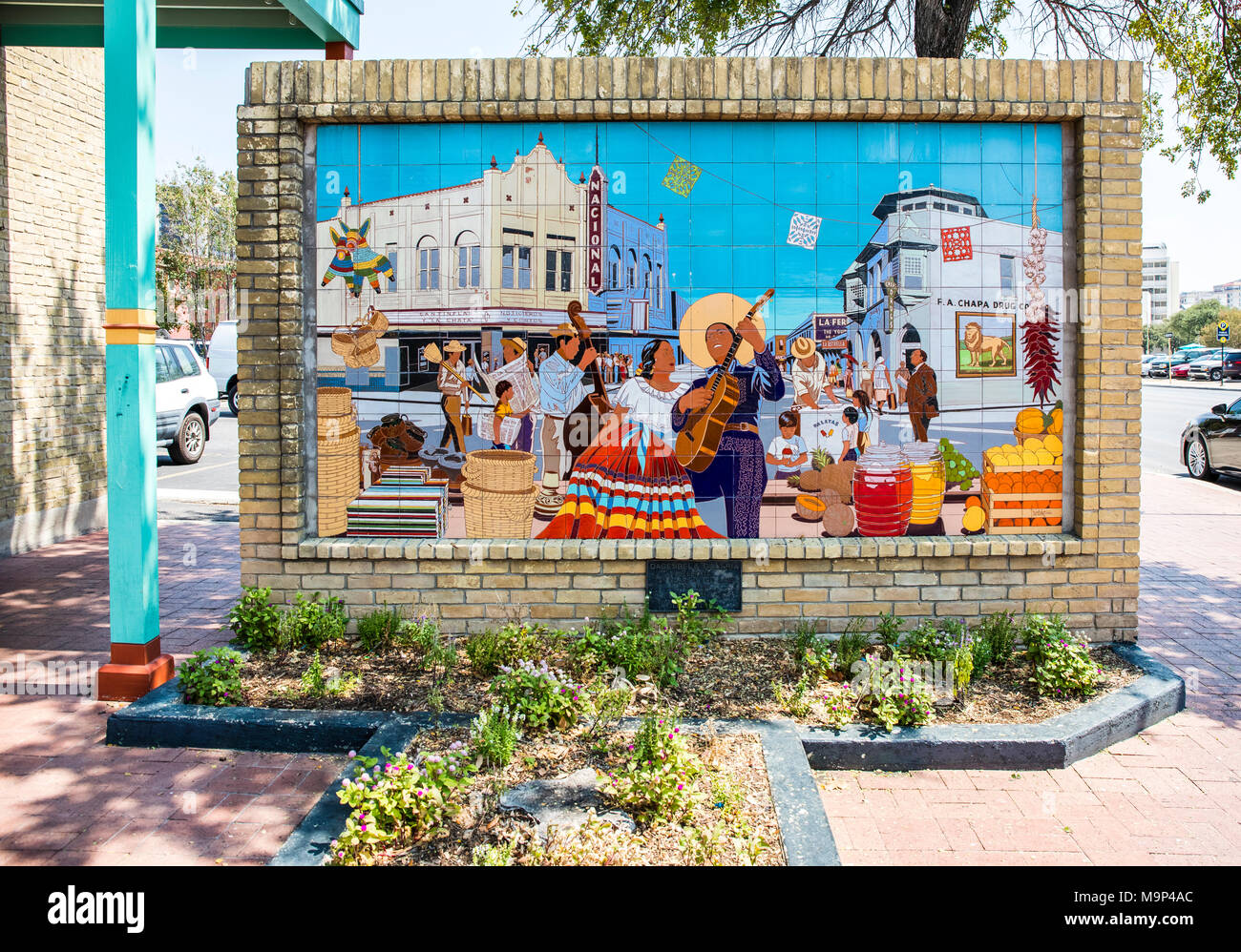 Ein Gemälde auf eine Kachel Wand außerhalb des historischen Marktplatz in San Antonio zeigt einen festlichen Markt im Freien. Stockfoto