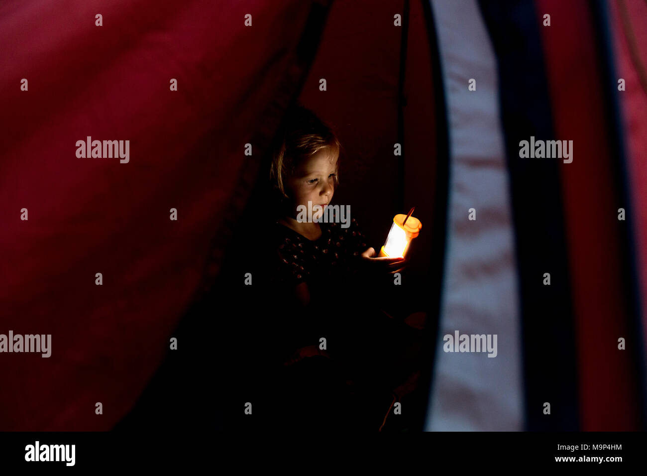 Kleinkind, drei Jahre alt, im Zelt mit Taschenlampe, Deutschland Stockfoto