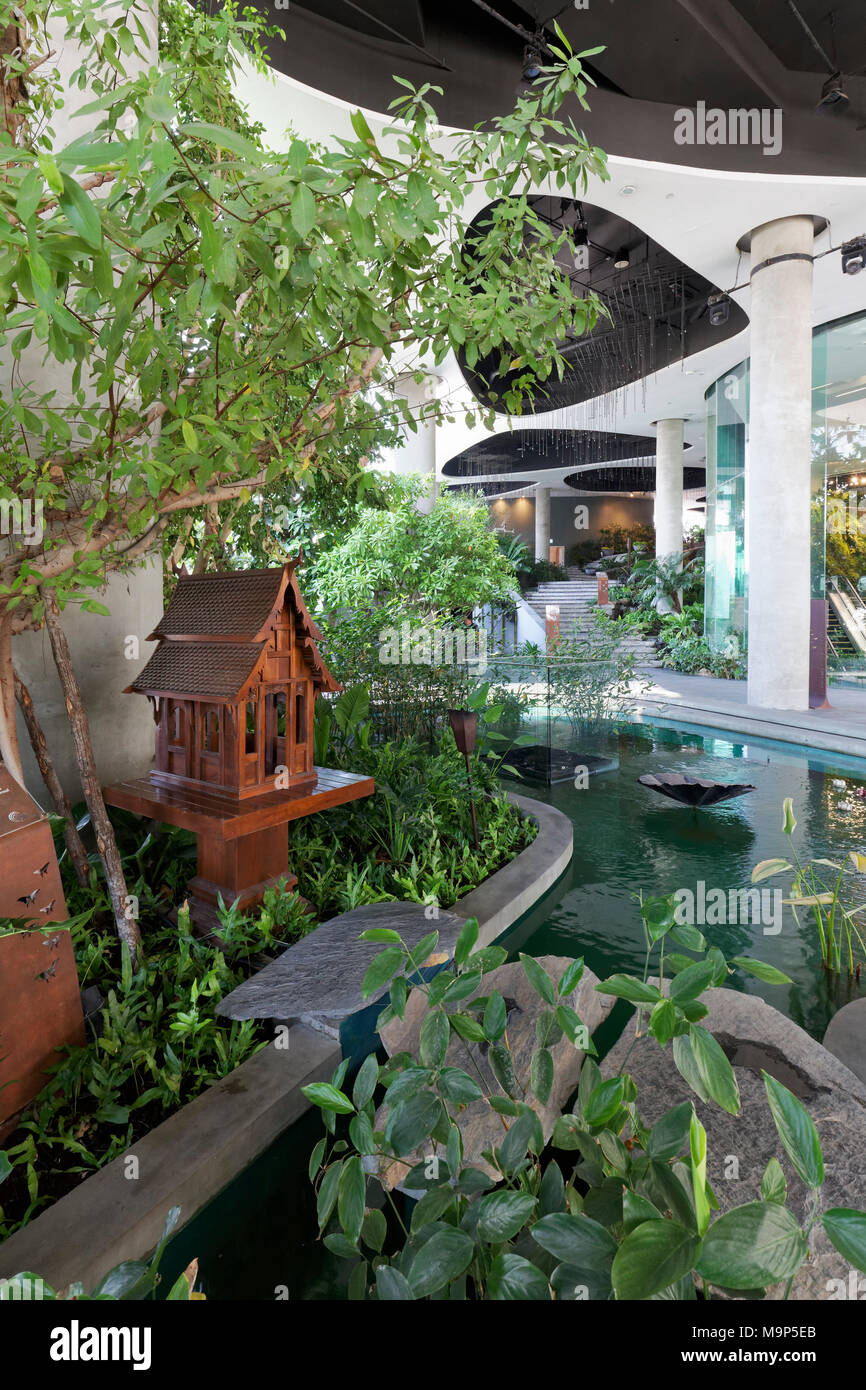 Wasser Garten mit Ghost House, San Phra Phum im Europäischen Viertel, Emporium, Luxus Shopping Mall, Sukhumvit Road, Khlong Toei, Bangkok, Thailand Stockfoto