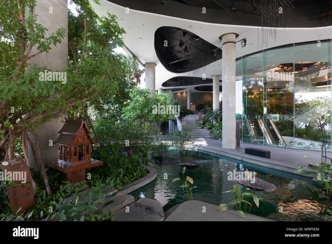 Wasser Garten mit Ghost House, San Phra Phum im Europäischen Viertel, Emporium, Luxus Shopping Mall, Sukhumvit Road, Khlong Toei, Bangkok, Thailand Stockfoto