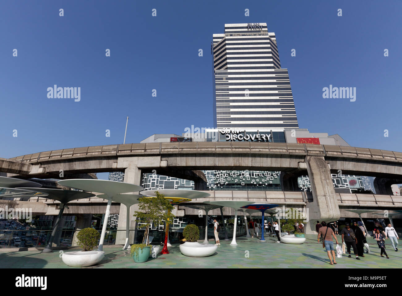 Mit der BTS Skytrain Siam Square und Siam Discovery, Pathum Wan, Bangkok, Thailand Stockfoto