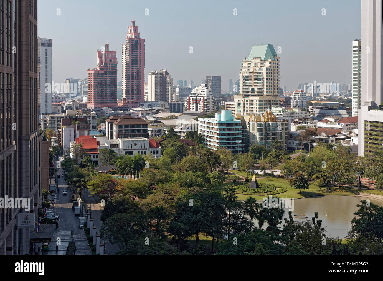 Benchasiri Park und die Skyline der Sukhumvit, Ansicht von EM Viertel, Khlong Toei, Bangkok, Thailand Stockfoto