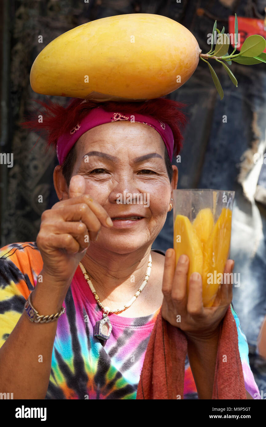 Mango Verkäuferin bei Chatuchak Markt, Wochenmarkt, Bangkok, Thailand Stockfoto