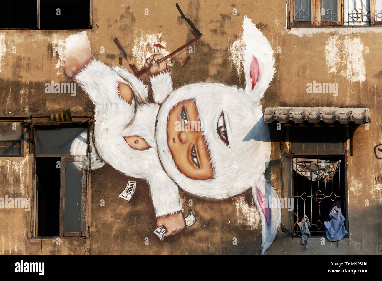Kind im Bunny Kostüm, Wandmalerei von Thai Graffiti Künstler Alex Gesicht, Graffiti Park Si Surut Alley, Ratchathewi, Bangkok, Thailand Stockfoto