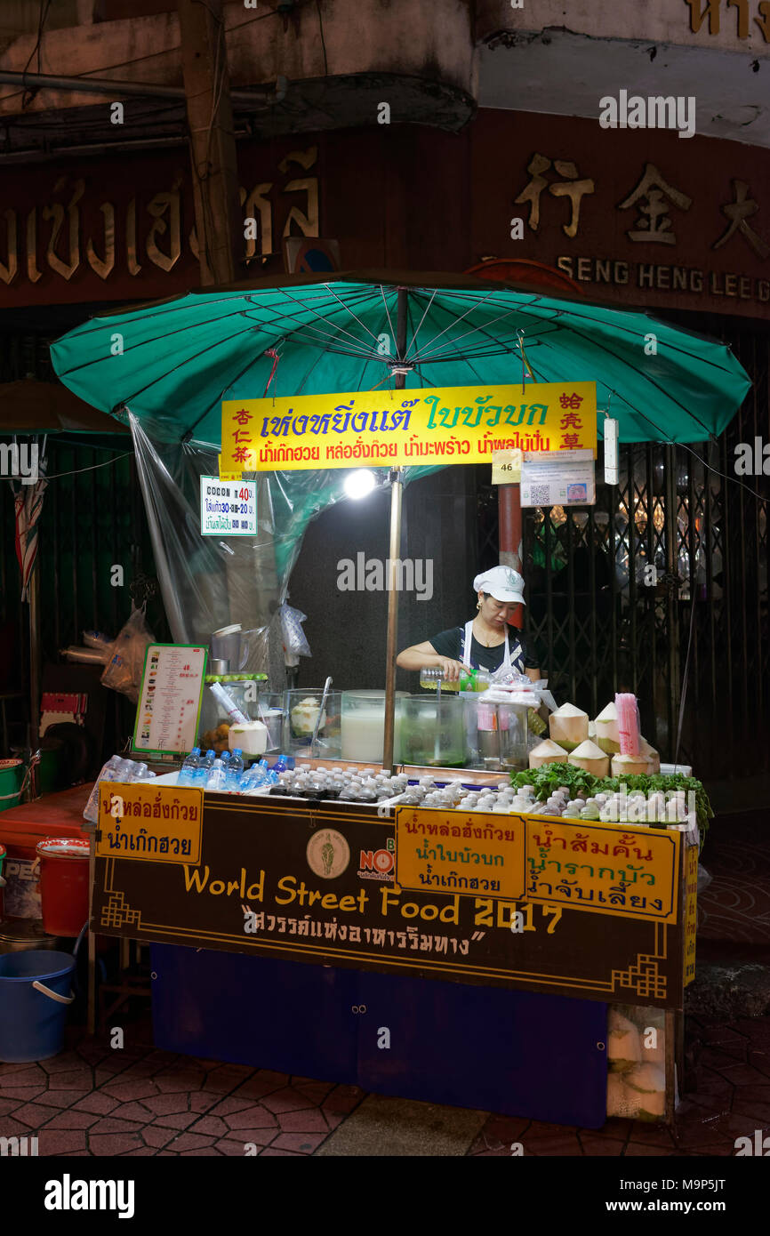 Garküche, Streetfood stand in der Nacht, Yaowarat Road, Chinatown, Samphanthawong, Bangkok, Thailand Stockfoto