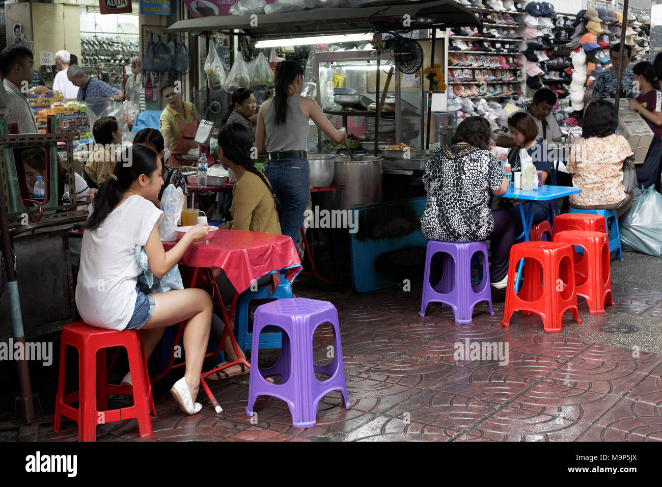 Streetfood stand mit bunten Tische und Stühle, Yaowarat Road, Chinatown, Samphanthawong, Bangkok, Thailand Stockfoto