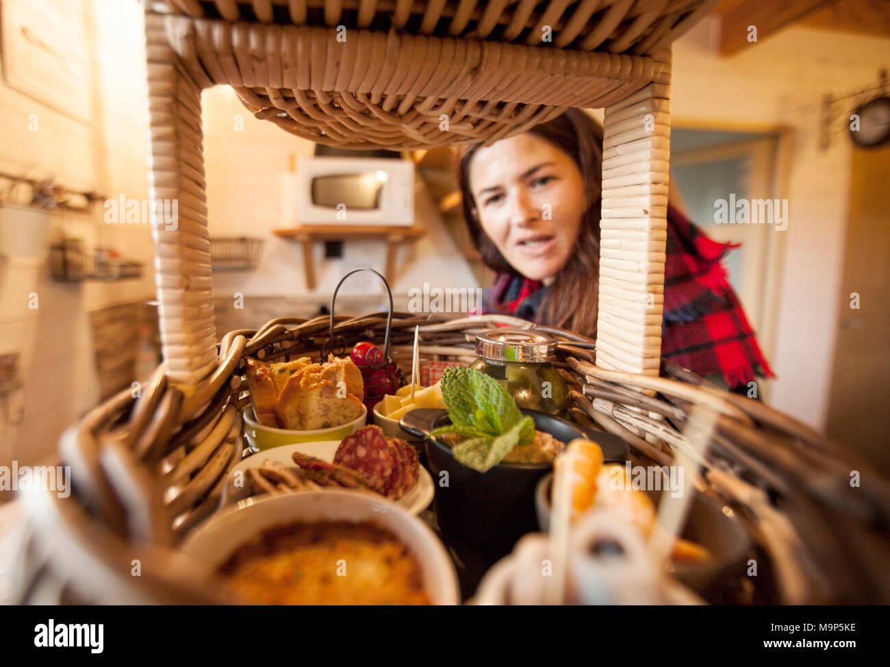 Frau auf der Suche nach frischen Korb mit Essen, Plonevez-du-Faou, Finistere, Frankreich Stockfoto