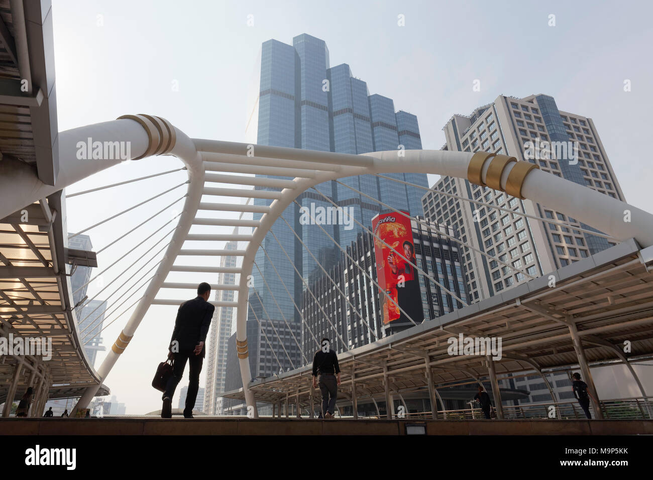 Zwei Männer auf dem Weg zum Büro, Sathon business district, Ausblick auf das Empire Tower 1, Sathon, Bangkok, Thailand Stockfoto