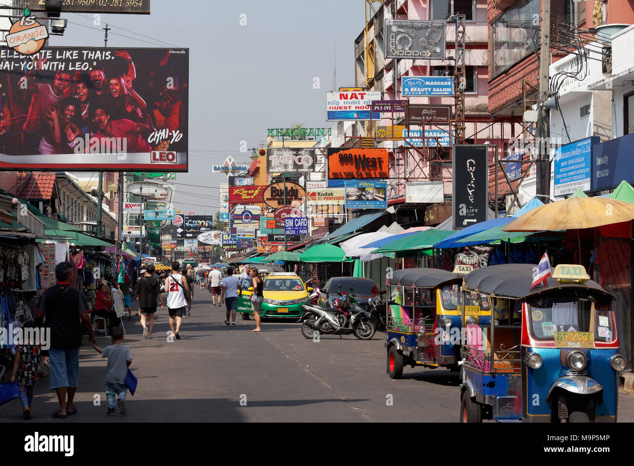 Auto-rikschas und Touristen auf der Khao San Road Khaosan Road, Banglamphu, Phra Nakhon, Bangkok, Thailand Stockfoto