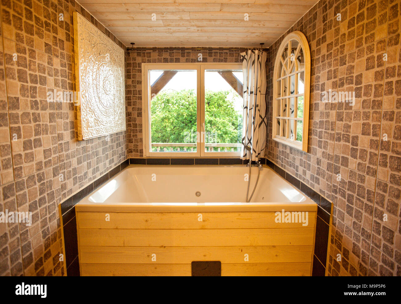 Badezimmer mit Sauna in Plonevez-du-Faou, Finistere, Frankreich Stockfoto